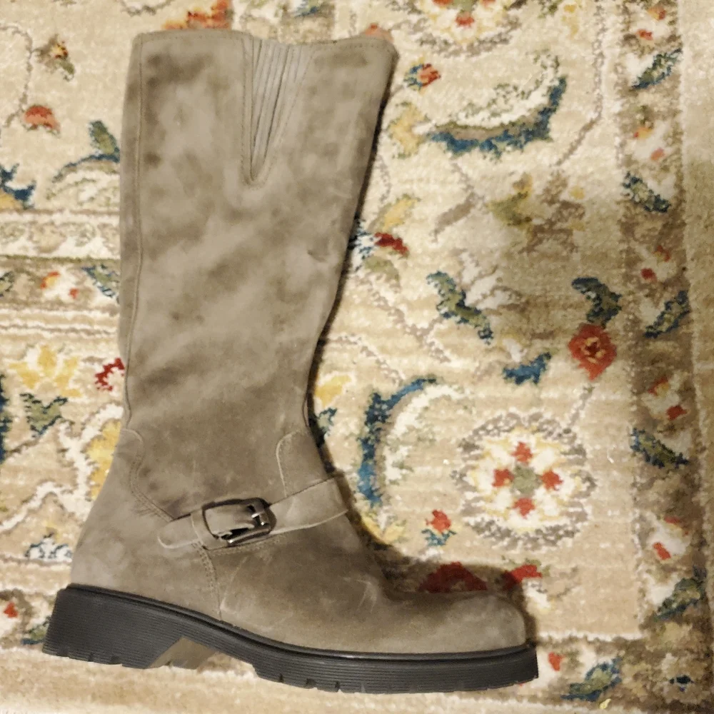 LA CANADIENNE HYACINTH BUCKLE SUEDE BOOT IN STONE
